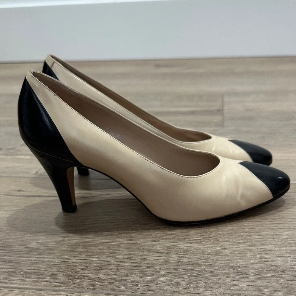 Salvatore Ferragamo Italy Two-Tone Cream Black Heels pumps leather 6.5 vintage - Picture 6 of 11